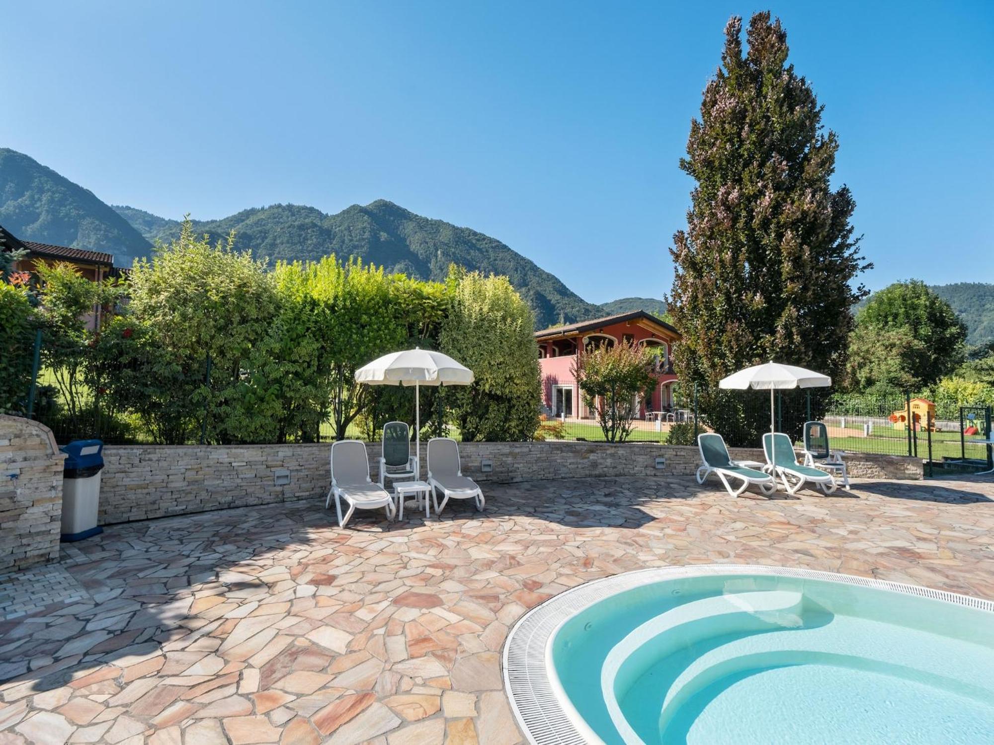 Spacious Apartment In Idro With Shared Pool 크로네 외부 사진