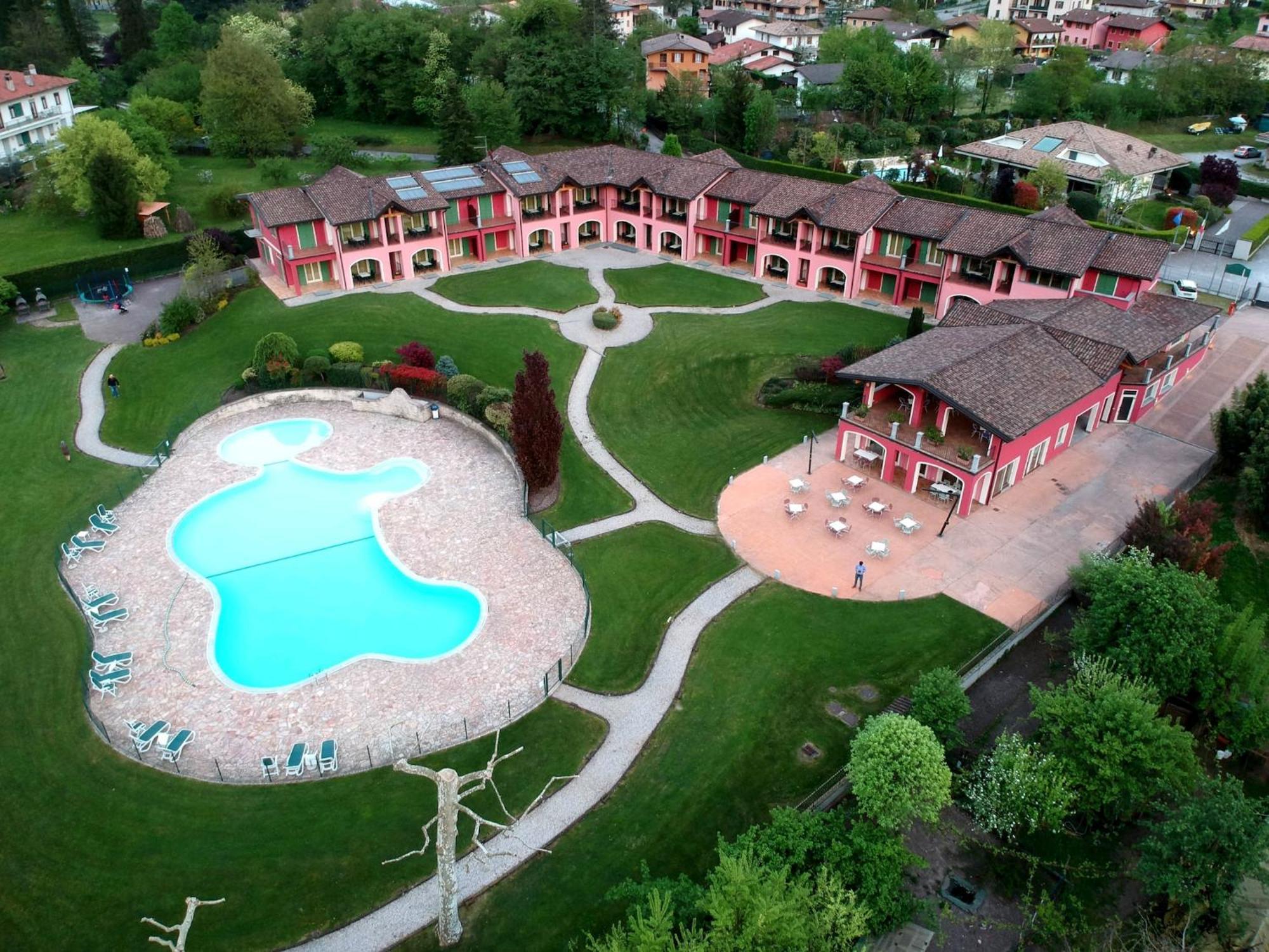 Spacious Apartment In Idro With Shared Pool 크로네 외부 사진