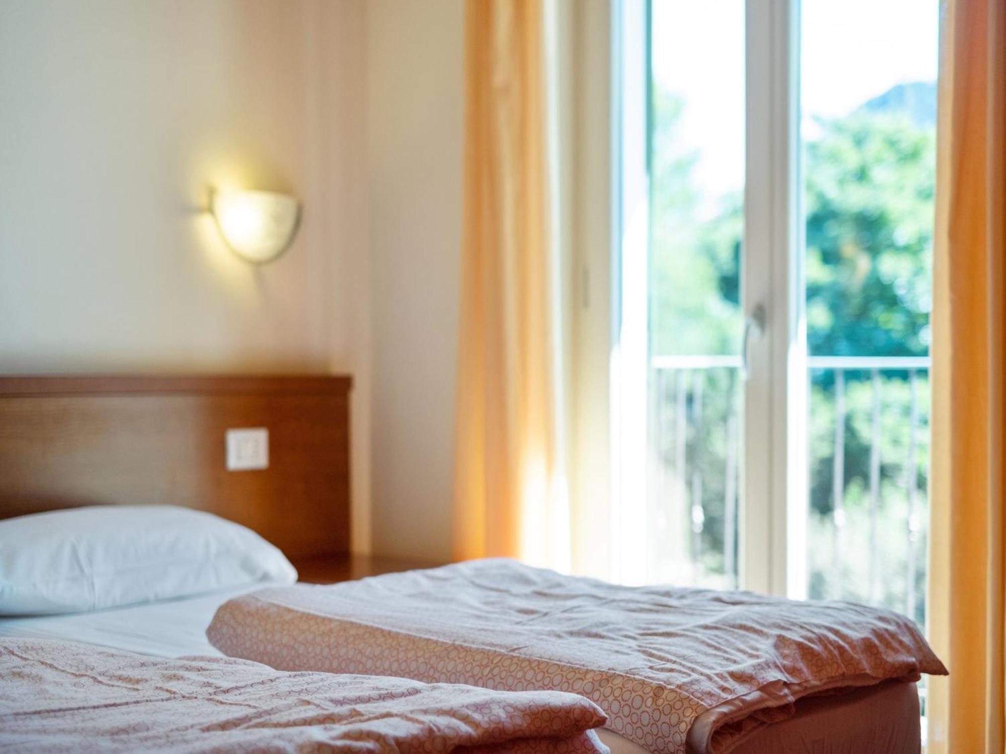 Spacious Apartment In Idro With Shared Pool 크로네 외부 사진